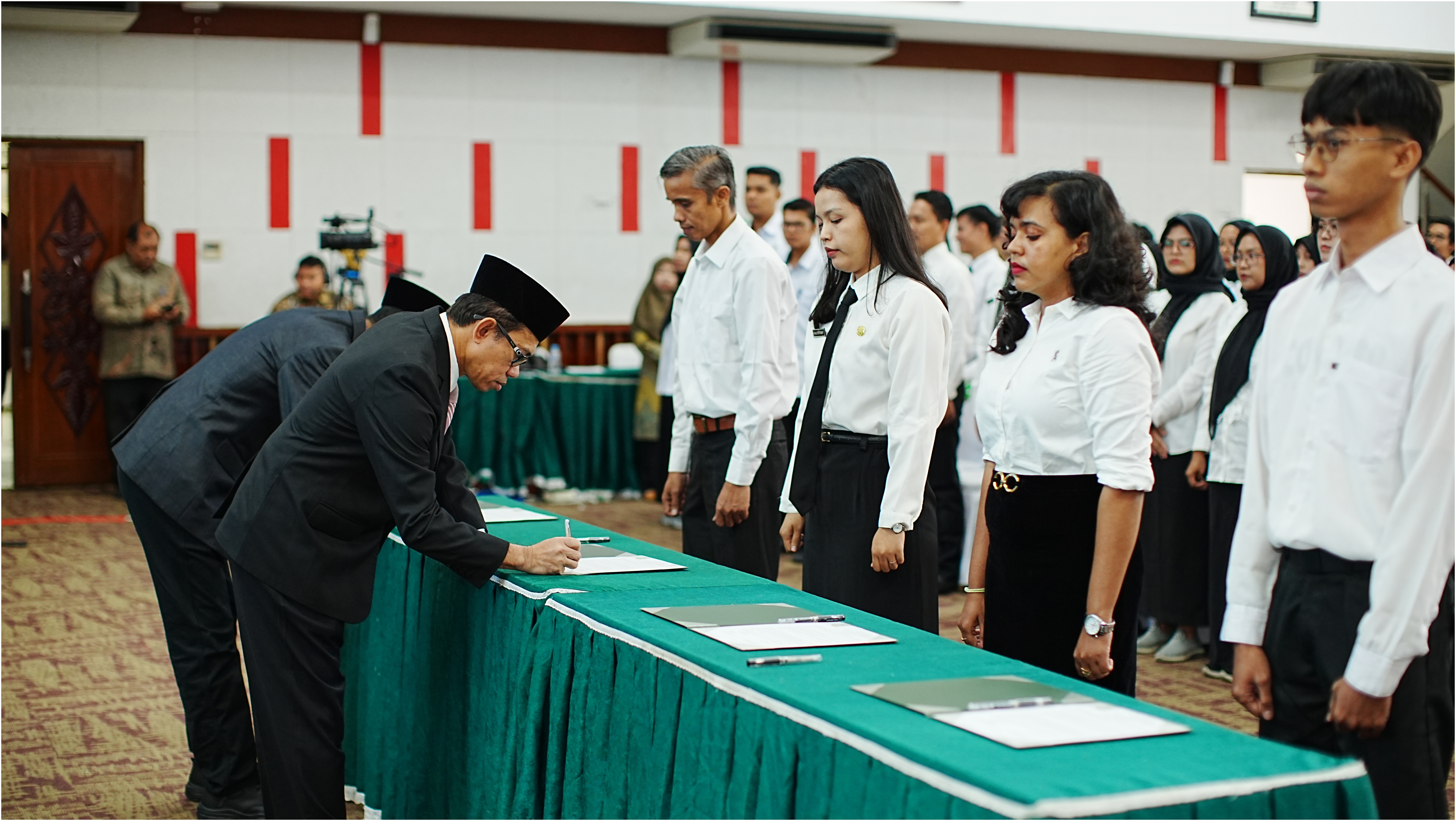 158 PNS dan Pegawai Tetap Baru UNAND Dilantik dan Disumpah
